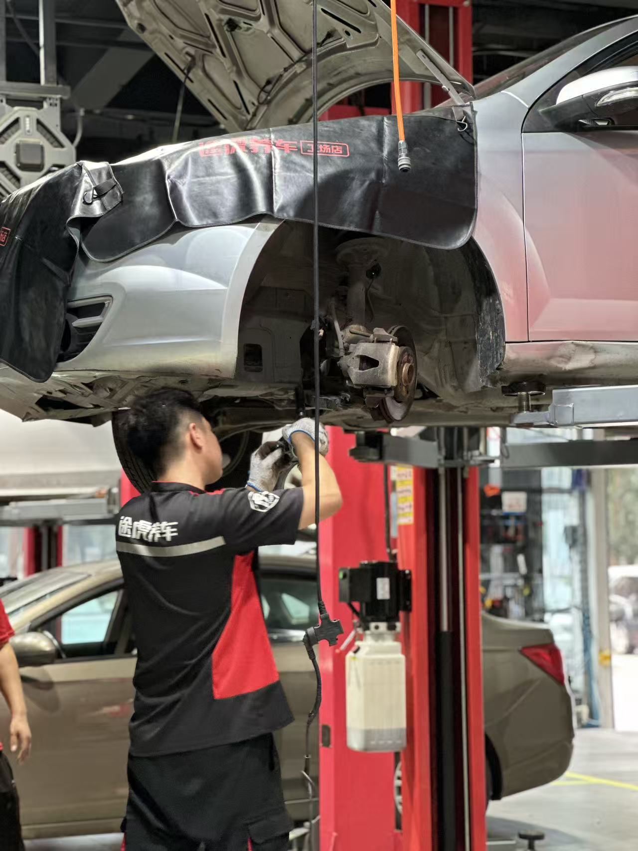 途虎养车技师正在进行汽车底盘维修
