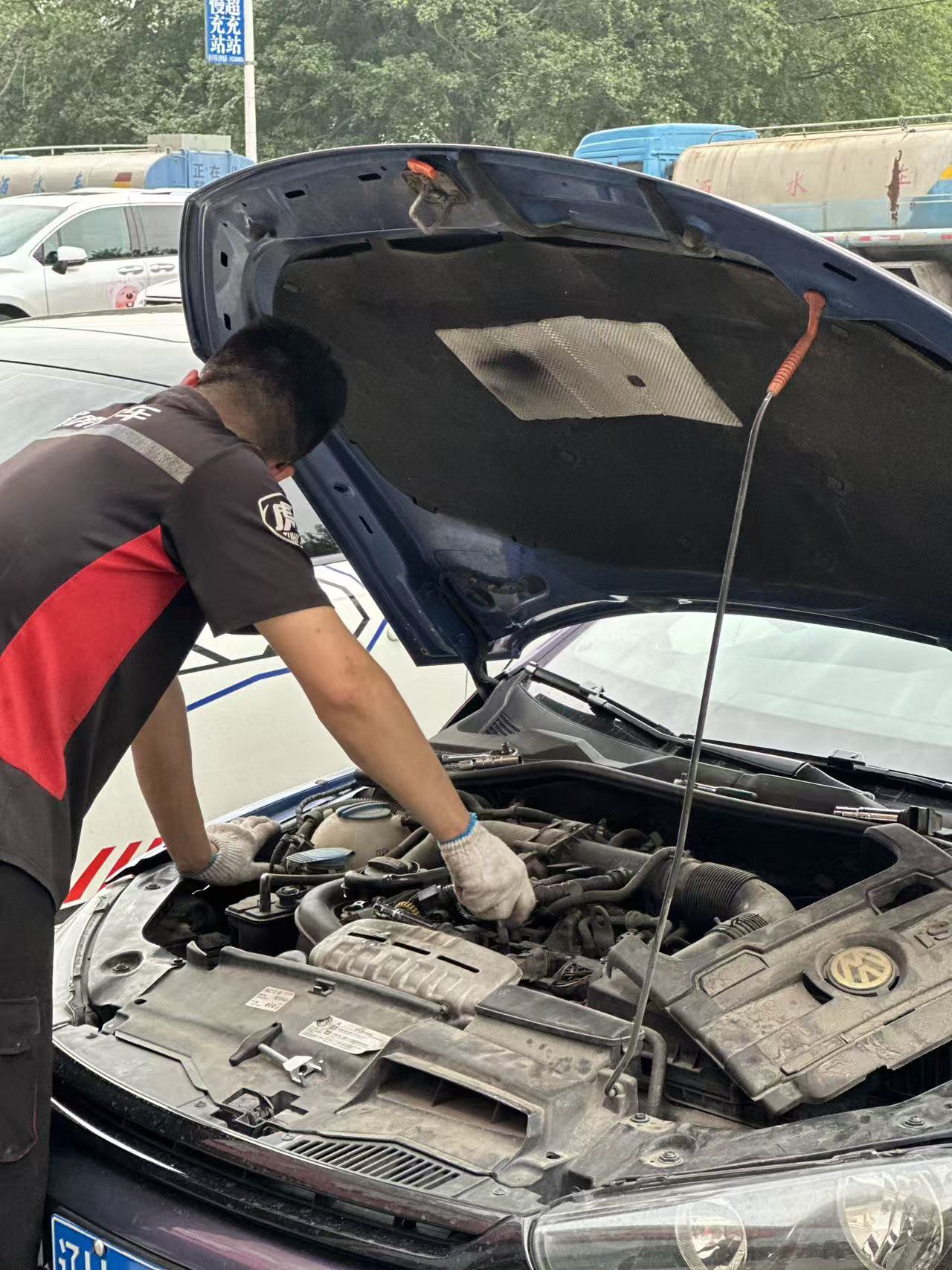 技师检查汽车发动机