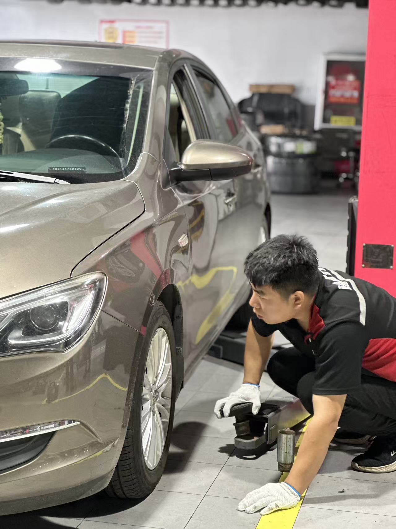 途虎养车技师进行车辆精细施工
