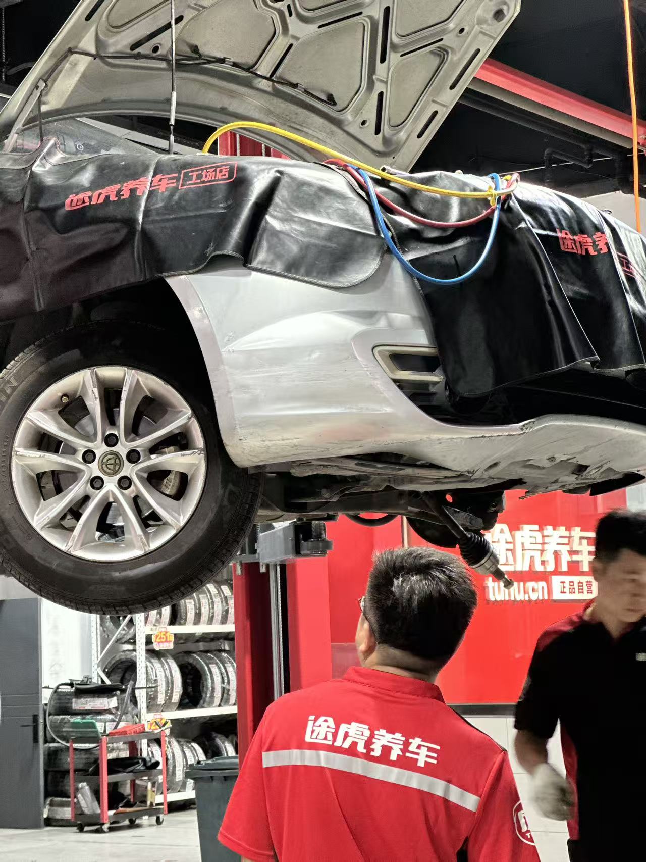 技师进行汽车底盘检修
